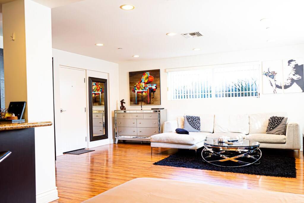 Luxury Beverly Hills Apartment Los Angeles Exterior photo